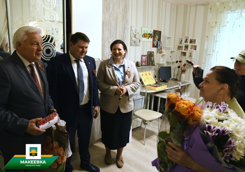 В Макеевке поздравили с наступающим Днём Победы жительницу блокадного Ленинграда Людмилу Жукову В Макеевке поздравили с наступающим Днём Победы жительницу блокадного Ленинграда Людмилу Жукову