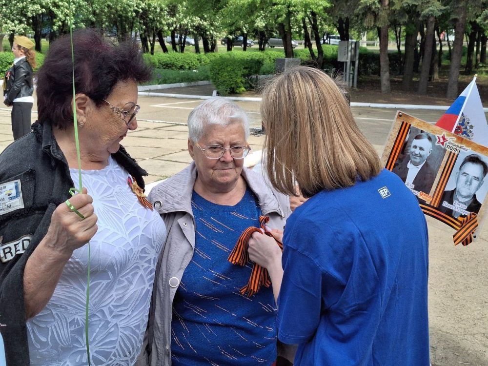 Александр Шатов: 9 мая в Шахтерске прошла патриотическая акция «Георгиевская ленточка» Александр Шатов: 9 мая в Шахтерске прошла патриотическая акция «Георгиевская ленточка»