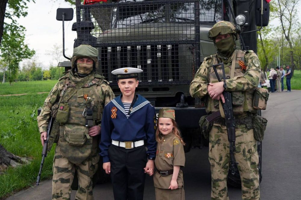 День Победы в Мариуполе в объективе корреспондента «Комсомолки» День Победы в Мариуполе в объективе корреспондента «Комсомолки»