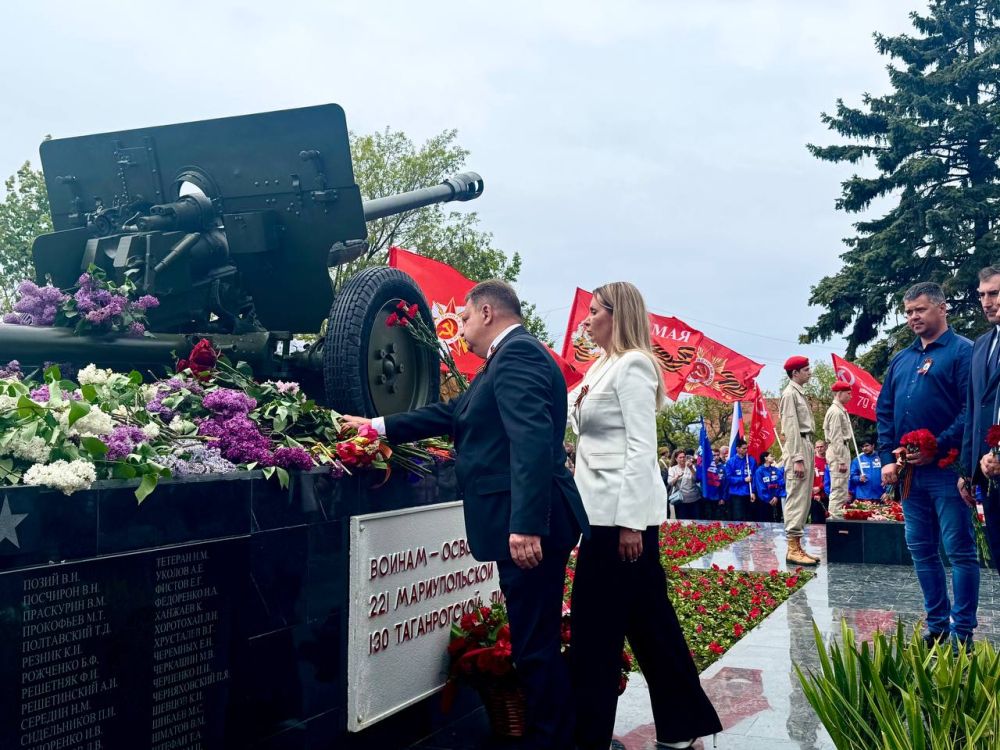 Сегодня в Орджоникидзевском районе у памятника Воинам-Освободителям 221-й Мариупольской и 130-й Таганрогской Дивизий состоялось торжественное мероприятие, посвящённое 80-летию Великой Победы! Сегодня в Орджоникидзевском районе у памятника Воинам-Освободителям 221-й Мариупольской и 130-й Таганрогской Дивизий состоялось торжественное мероприятие, посвящённое 80-летию Великой Победы!