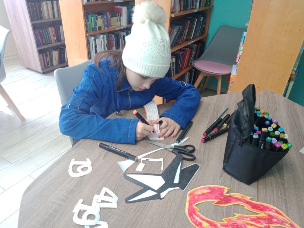 В рамках партийного проекта #КультураМалойРодины в Красновской библиотеке дети украсили окна Победы В рамках партийного проекта #КультураМалойРодины в Красновской библиотеке дети украсили окна Победы