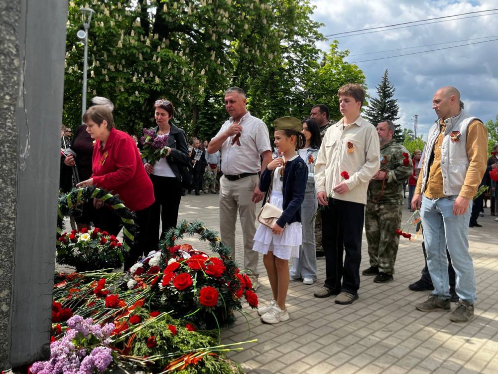 Виктория Жукова: Сегодня, 9 мая, в день 80-летней годовщины Победы, в Харцызске прошло возложение цветов на «Аллее Памяти» к памятнику «Неизвестному солдату» Виктория Жукова: Сегодня, 9 мая, в день 80-летней годовщины Победы, в Харцызске прошло возложение цветов на «Аллее Памяти» к памятнику «Неизвестному солдату»