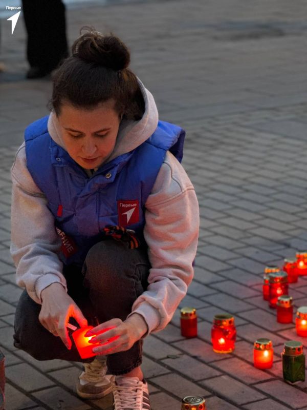 Под пламенем свечей храним память Под пламенем свечей храним память