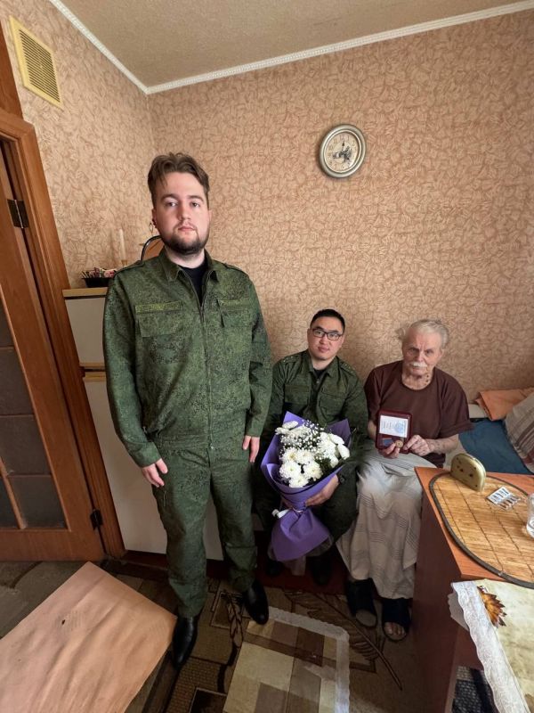 Сотрудники следственного управления СК России по Донецкой Народной Республике поздравили 35 ветеранов Великой Отечественной войны и тружеников тыла с Днем победы Сотрудники следственного управления СК России по Донецкой Народной Республике поздравили 35 ветеранов Великой Отечественной войны и тружеников тыла с Днем победы