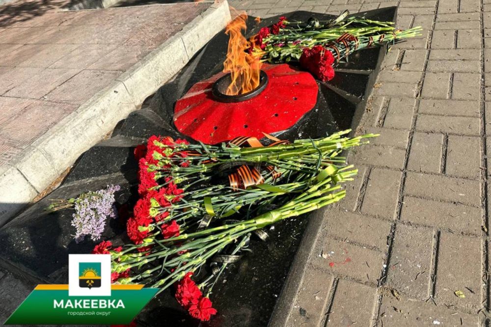 В День Победы в Центрально-Городском районе провели церемонию возложения цветов В День Победы в Центрально-Городском районе провели церемонию возложения цветов