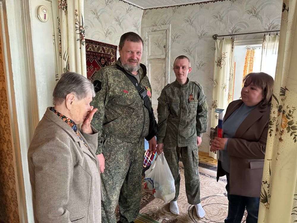 В городском округе Иловайск активная молодежь совместно с представителями администрации, а также волонтерами центра Дома Народного Единства и демобилизованными бойцами посетили на дому вдову ветерана ВОВ Гиманову Веру... В городском округе Иловайск активная молодежь совместно с представителями администрации, а также волонтерами центра Дома Народного Единства и демобилизованными бойцами посетили на дому вдову ветерана ВОВ Гиманову Веру...