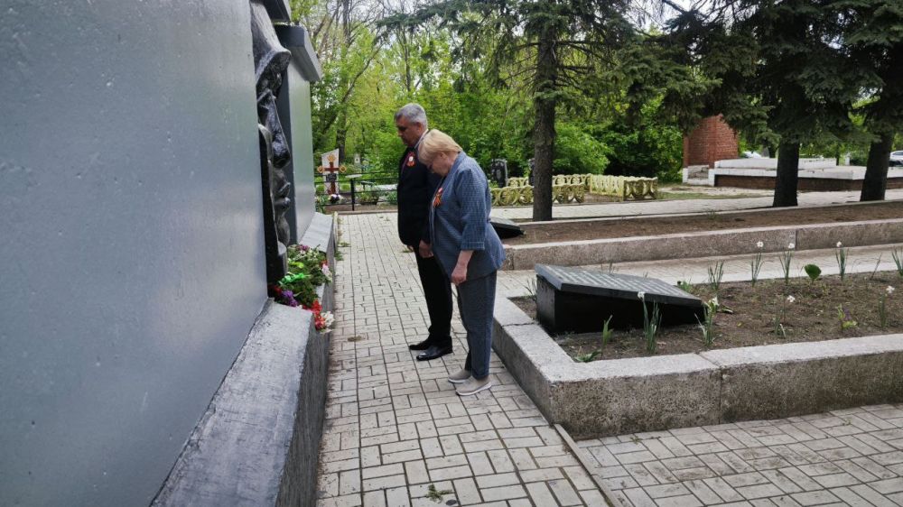 Александр Подгорный: В Кировском внутригородском районе состоялось возложение цветов, посвященное 80–летию Великой Победы Александр Подгорный: В Кировском внутригородском районе состоялось возложение цветов, посвященное 80–летию Великой Победы