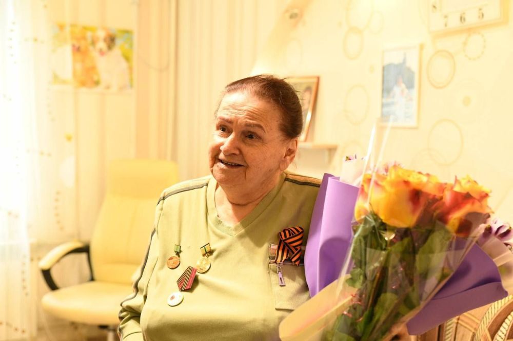 Анна Кондрыкинская поздравила с 80-й годовщиной Великой Победы жительницу блокадного Ленинграда Людмилу Жукову Анна Кондрыкинская поздравила с 80-й годовщиной Великой Победы жительницу блокадного Ленинграда Людмилу Жукову