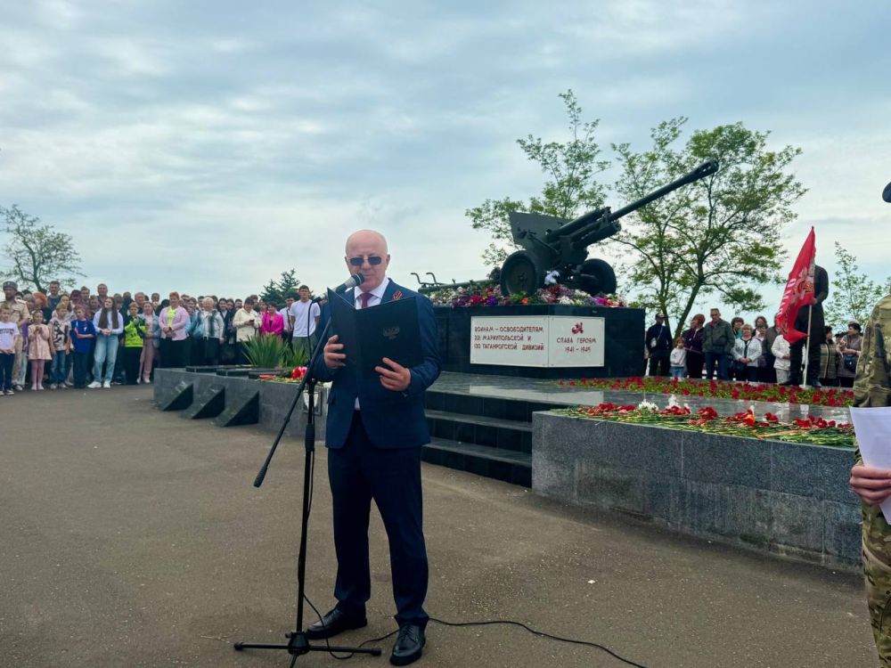 Сегодня в Орджоникидзевском районе у памятника Воинам-Освободителям 221-й Мариупольской и 130-й Таганрогской Дивизий состоялось торжественное мероприятие, посвящённое 80-летию Великой Победы! Сегодня в Орджоникидзевском районе у памятника Воинам-Освободителям 221-й Мариупольской и 130-й Таганрогской Дивизий состоялось торжественное мероприятие, посвящённое 80-летию Великой Победы!