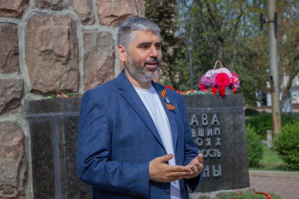 Алексей Дорофеев: Сегодня, 9 мая, в Донецке у памятника Францу Андреевичу Гринкевичу прошла церемония возложения цветов Алексей Дорофеев: Сегодня, 9 мая, в Донецке у памятника Францу Андреевичу Гринкевичу прошла церемония возложения цветов