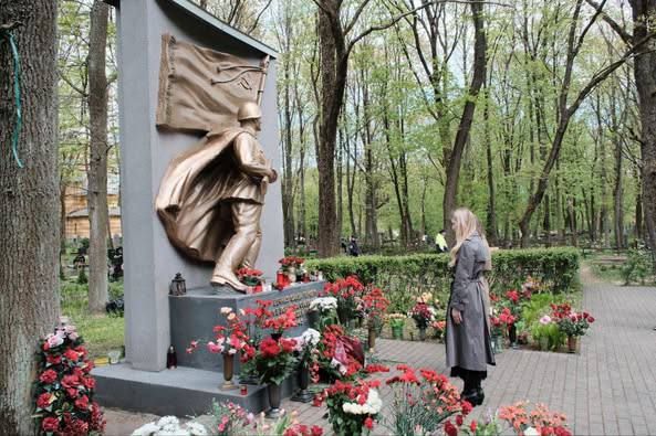 Российские дипломаты возложили цветы к мемориалам советских солдат в Риге Российские дипломаты возложили цветы к мемориалам советских солдат в Риге