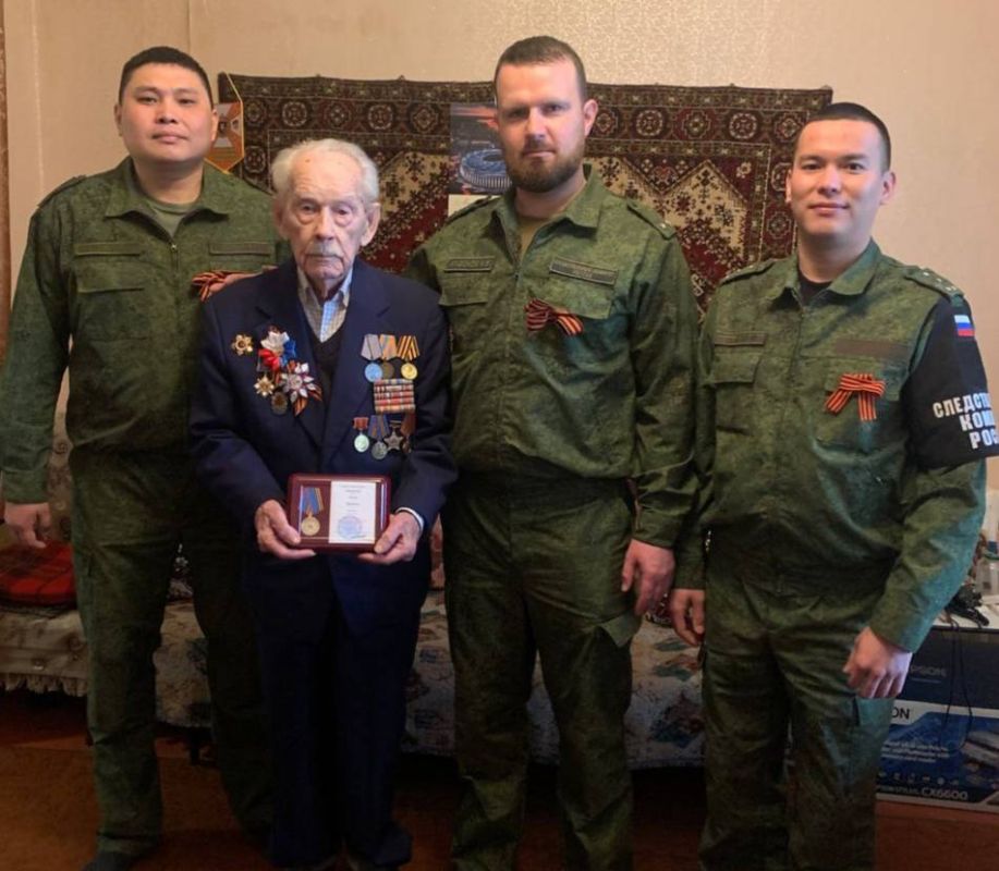 Сотрудники следственного управления СК России по Донецкой Народной Республике поздравили 35 ветеранов Великой Отечественной войны и тружеников тыла с Днем победы