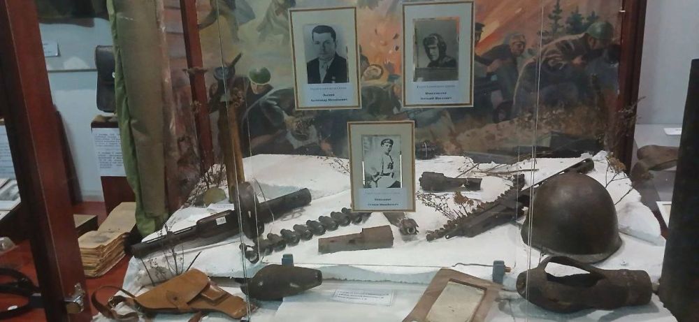 Виктория Жукова: Ко Дню Победы и Дню Республики в Музее истории города Харцызска открыты выставки "Золотые звезды земляков" , на которых представлены личные вещи и фотографии Героев Советского Союза, погибших земляков -... Виктория Жукова: Ко Дню Победы и Дню Республики в Музее истории города Харцызска открыты выставки "Золотые звезды земляков" , на которых представлены личные вещи и фотографии Героев Советского Союза, погибших земляков -...