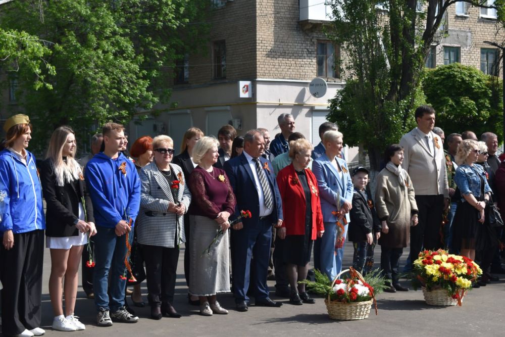 В День Победы кировчане возложили цветы к Вечному огню у Мемориала в Аллее Славы В День Победы кировчане возложили цветы к Вечному огню у Мемориала в Аллее Славы