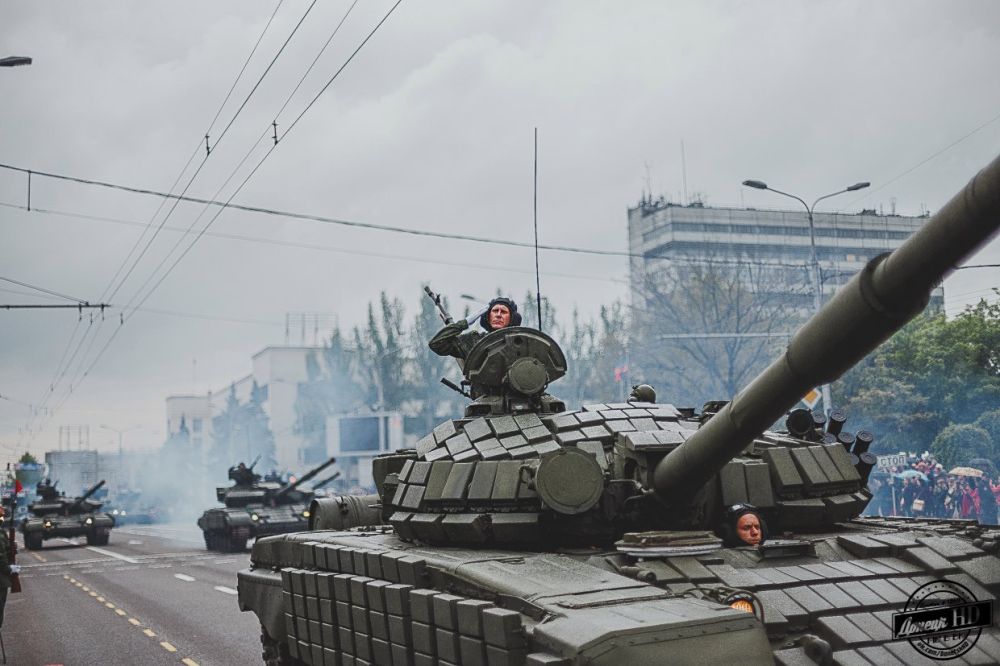 На площадь выезжают боевые машины БМП — 2 и БТР — 70 Отдельного разведывательного батальона "СПАРТА" На площадь выезжают боевые машины БМП — 2 и БТР — 70 Отдельного разведывательного батальона "СПАРТА"