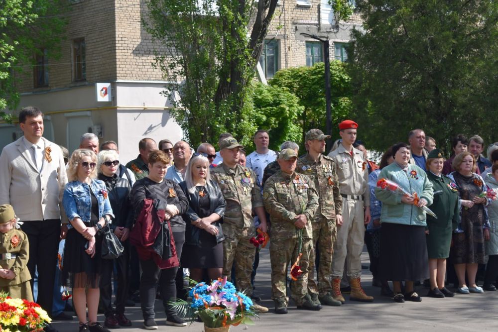 В День Победы кировчане возложили цветы к Вечному огню у Мемориала в Аллее Славы В День Победы кировчане возложили цветы к Вечному огню у Мемориала в Аллее Славы