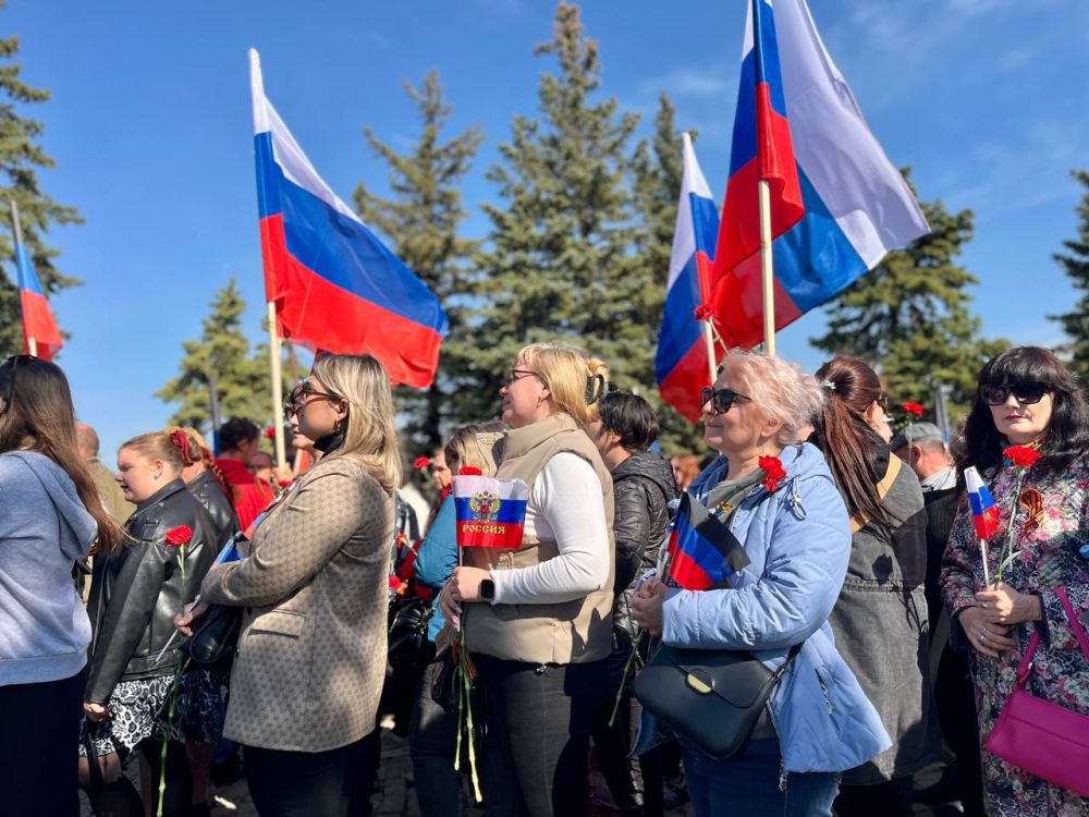 Александр Шатов: Делегация Шахтерского округа приняла участие в торжественном мероприятии на легендарной высоте Саур-Могила Александр Шатов: Делегация Шахтерского округа приняла участие в торжественном мероприятии на легендарной высоте Саур-Могила