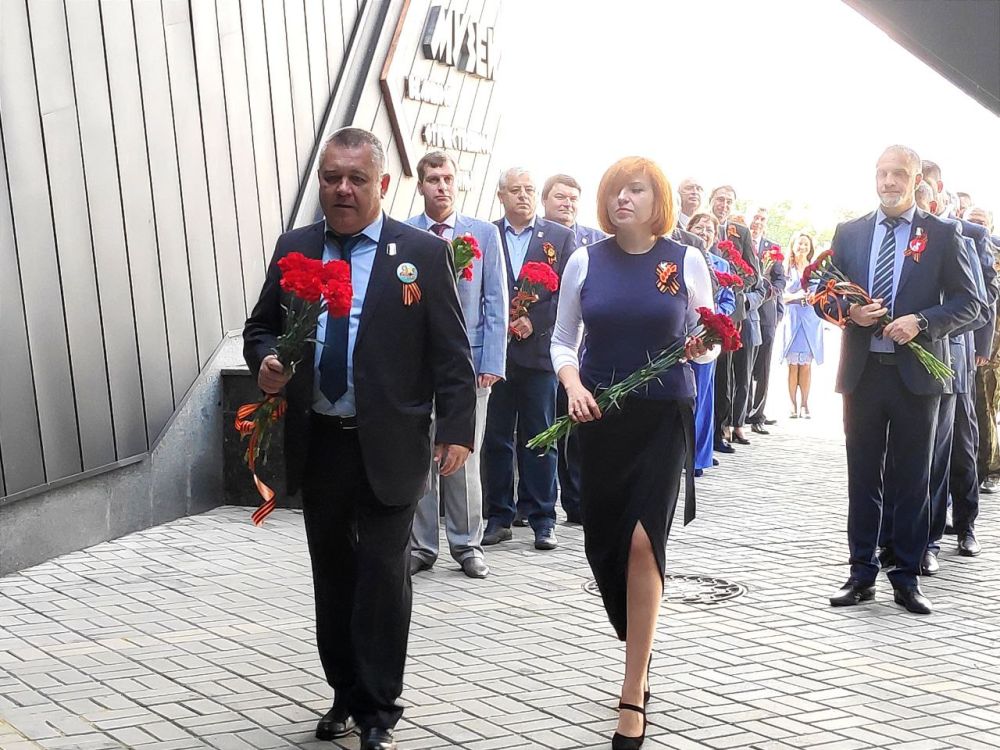 9. Вспомним всех поименно, горем вспомним своим… Это нужно — не мертвым! Это надо — живым! Депутаты Донецкого городского совета единым строем затаили дыхание у монумента "Твоим освободителям, Донбасс", к Вечному огню... 9. Вспомним всех поименно, горем вспомним своим… Это нужно — не мертвым! Это надо — живым! Депутаты Донецкого городского совета единым строем затаили дыхание у монумента "Твоим освободителям, Донбасс", к Вечному огню...