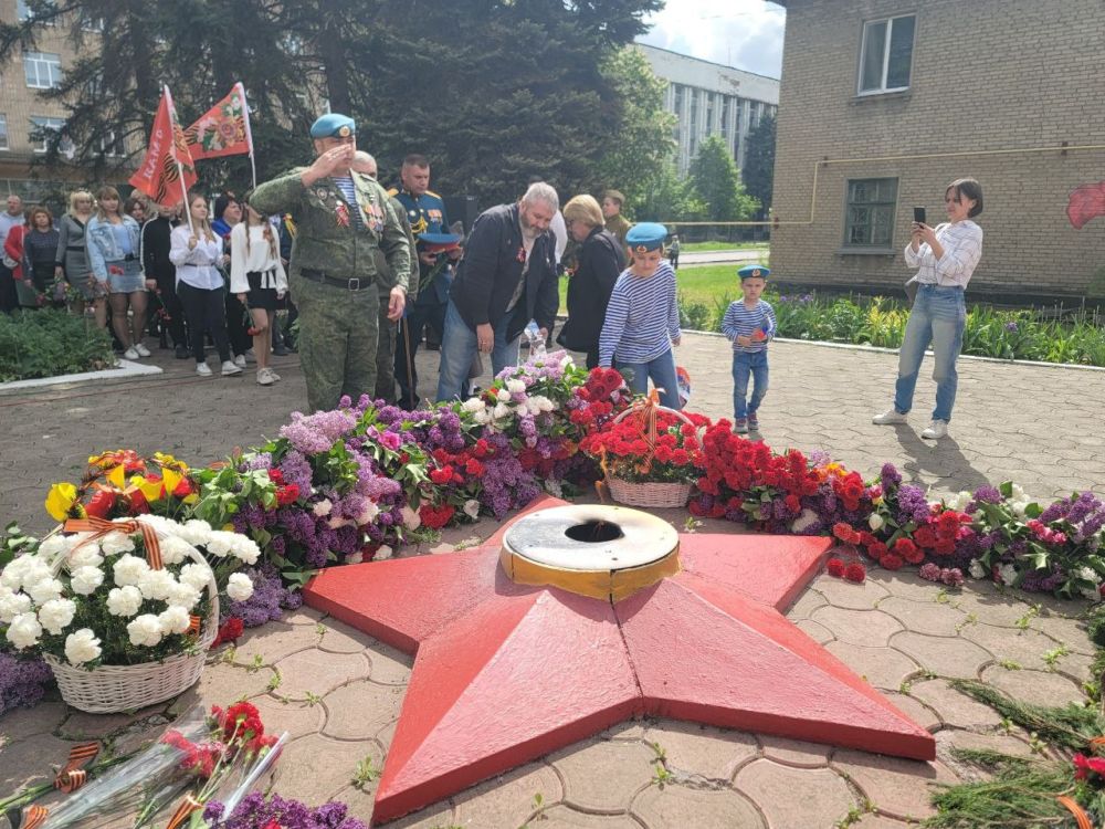 8-летие Великой Победы отмечает вся Россия и всё разумное человечество планеты 8-летие Великой Победы отмечает вся Россия и всё разумное человечество планеты