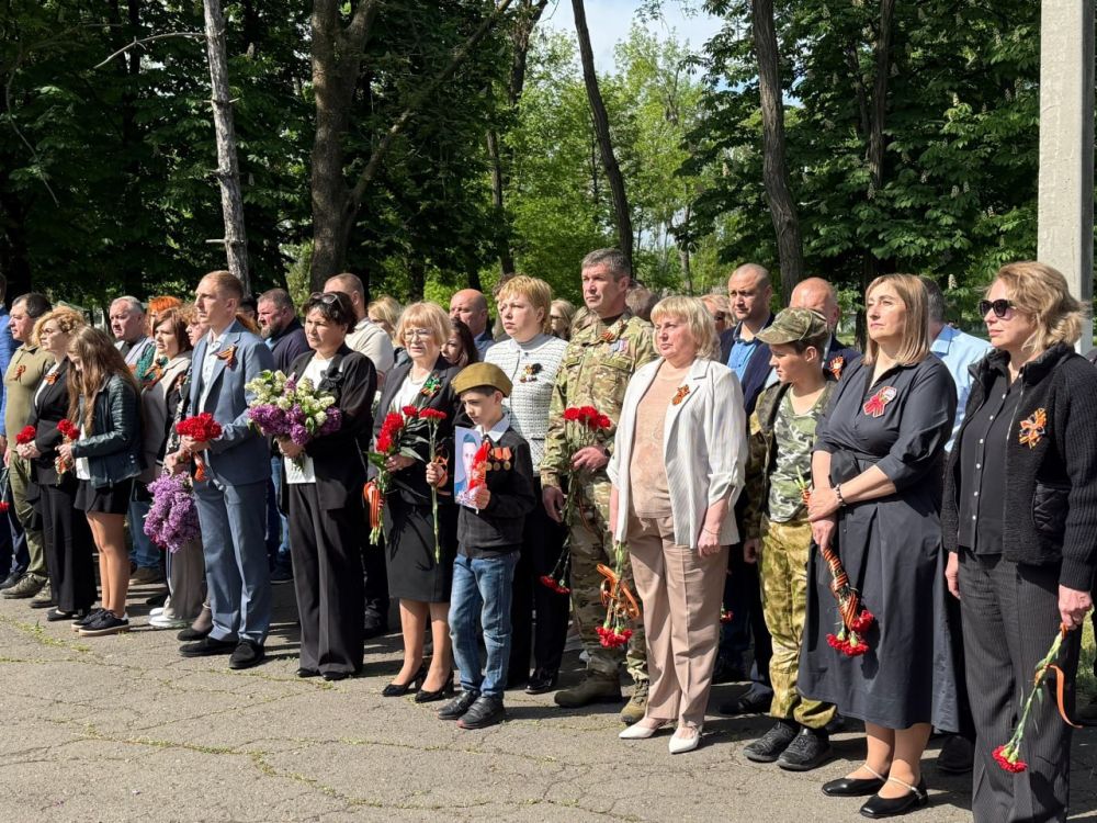 В День Победы активистки Женского движения партии "Единая Россия", участницы женского клуба "Подруги", отдали дань памяти героям Великой Отечественной войны В День Победы активистки Женского движения партии "Единая Россия", участницы женского клуба "Подруги", отдали дань памяти героям Великой Отечественной войны