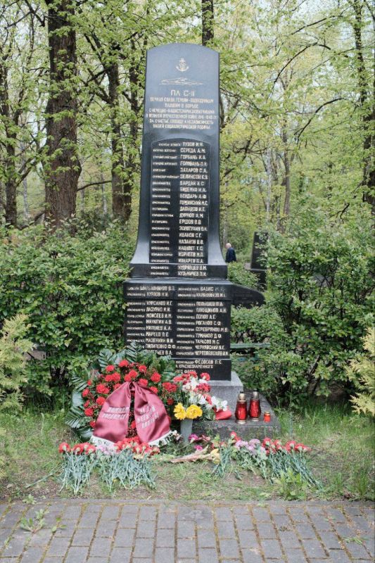 Российские дипломаты возложили цветы к мемориалам советских солдат в Риге Российские дипломаты возложили цветы к мемориалам советских солдат в Риге