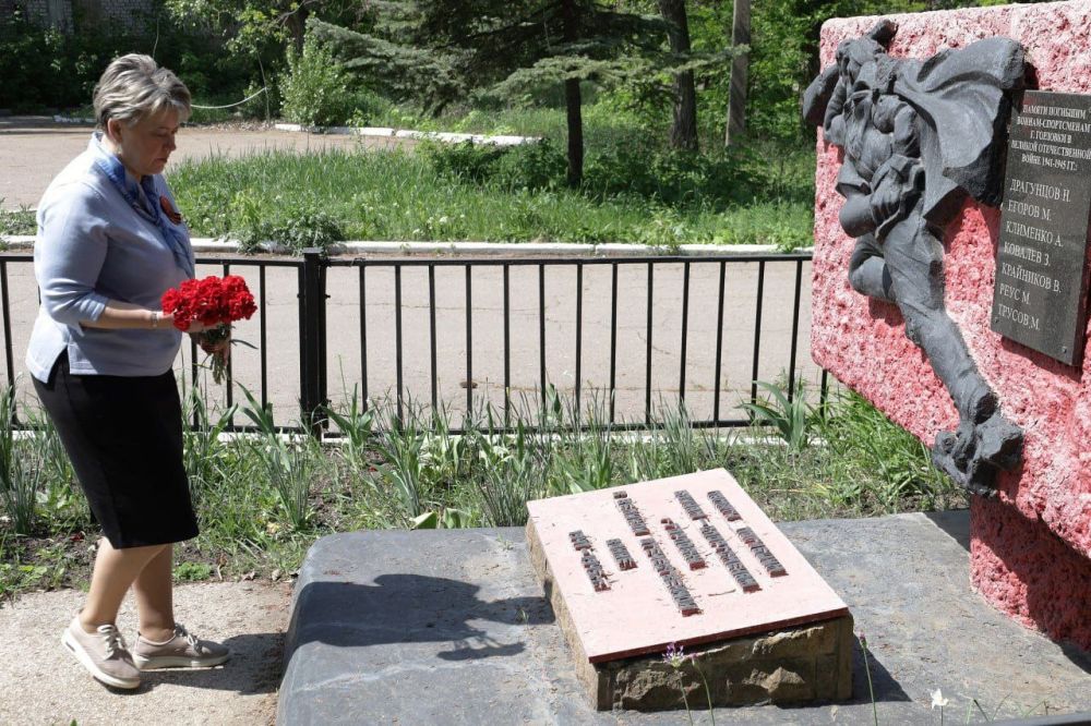 Роман Конев: В честь 80-летия Великой Победы депутаты Горловского городского совета возложили цветы к мемориалам, посвящённым событиям Великой Отечественной войны Роман Конев: В честь 80-летия Великой Победы депутаты Горловского городского совета возложили цветы к мемориалам, посвящённым событиям Великой Отечественной войны