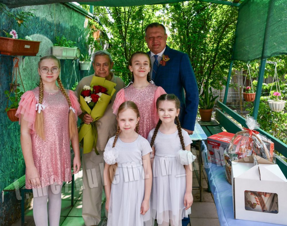 Алексей Кулемзин: В этот знаменательный день, когда мы отмечаем 80-летие Победы в Великой Отечественной войне, поздравил ветерана труда Владимира Приходько, который является ровесником Победы и сегодня празднует свой 80-й... Алексей Кулемзин: В этот знаменательный день, когда мы отмечаем 80-летие Победы в Великой Отечественной войне, поздравил ветерана труда Владимира Приходько, который является ровесником Победы и сегодня празднует свой 80-й...