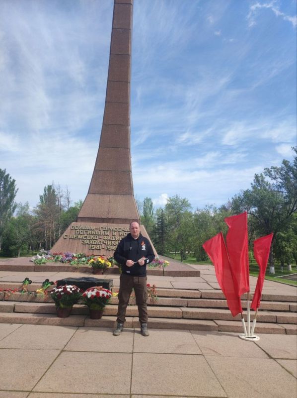 Роман Конев: В честь 80-летия Великой Победы депутаты Горловского городского совета возложили цветы к мемориалам, посвящённым событиям Великой Отечественной войны Роман Конев: В честь 80-летия Великой Победы депутаты Горловского городского совета возложили цветы к мемориалам, посвящённым событиям Великой Отечественной войны