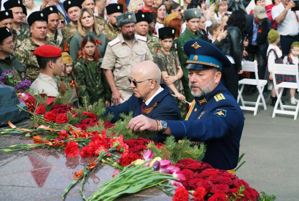 День Победы в Мариуполе в объективе корреспондента «Комсомолки» День Победы в Мариуполе в объективе корреспондента «Комсомолки»