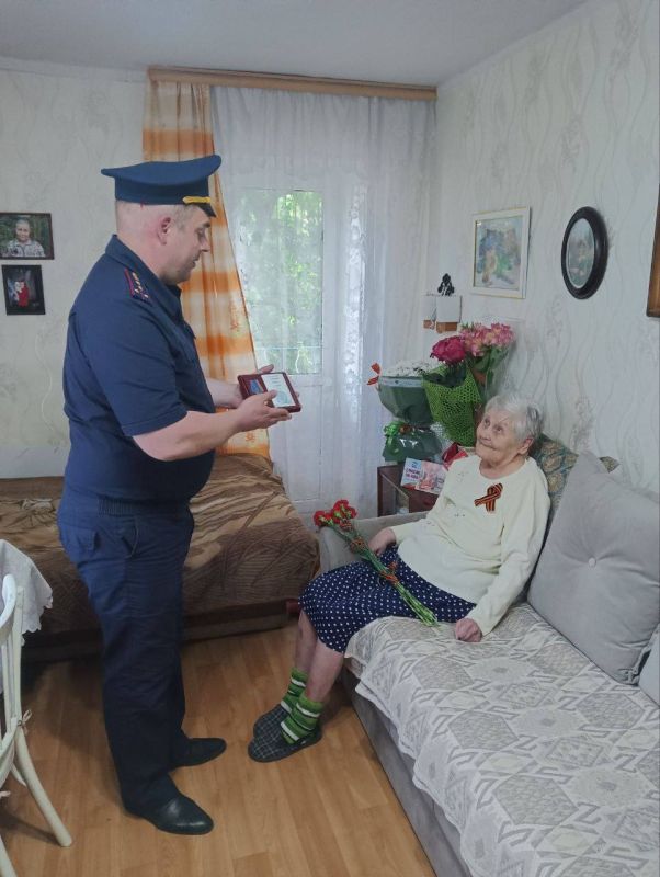 Сотрудники следственного управления СК России по Донецкой Народной Республике поздравили 35 ветеранов Великой Отечественной войны и тружеников тыла с Днем победы Сотрудники следственного управления СК России по Донецкой Народной Республике поздравили 35 ветеранов Великой Отечественной войны и тружеников тыла с Днем победы