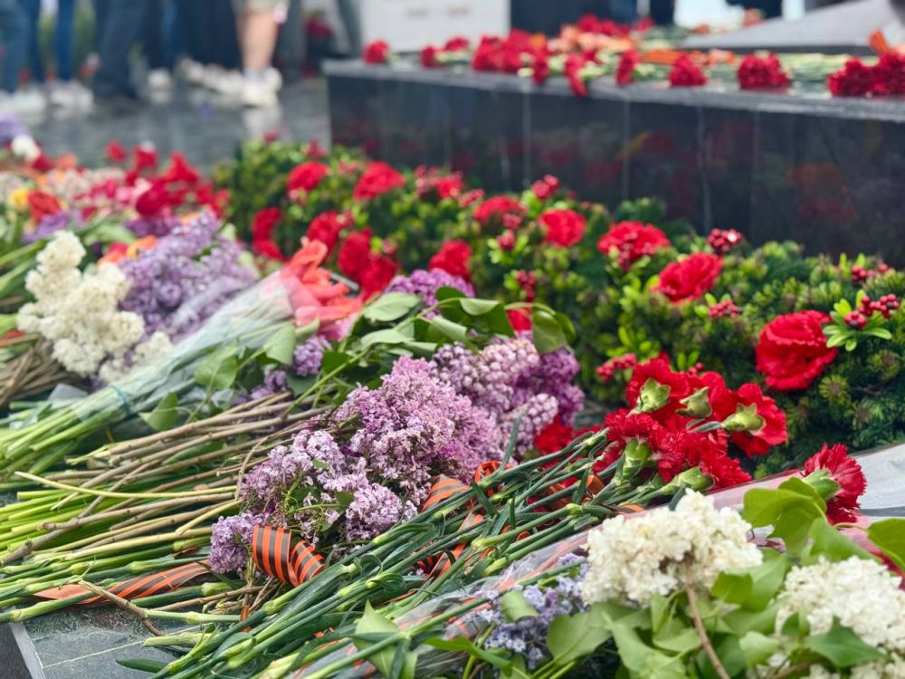 Сегодня в Орджоникидзевском районе у памятника Воинам-Освободителям 221-й Мариупольской и 130-й Таганрогской Дивизий состоялось торжественное мероприятие, посвящённое 80-летию Великой Победы! Сегодня в Орджоникидзевском районе у памятника Воинам-Освободителям 221-й Мариупольской и 130-й Таганрогской Дивизий состоялось торжественное мероприятие, посвящённое 80-летию Великой Победы!