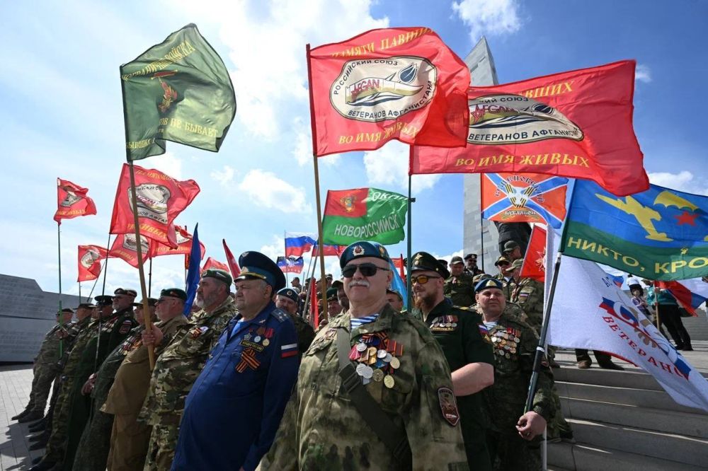 Александр Волошин: #НЕПОКОРЁННЫЕ2025. Сегодня, в день 80-летия Великой Победы, на священном для всего Донбасса месте - Саур-Могиле Александр Волошин: #НЕПОКОРЁННЫЕ2025. Сегодня, в день 80-летия Великой Победы, на священном для всего Донбасса месте - Саур-Могиле