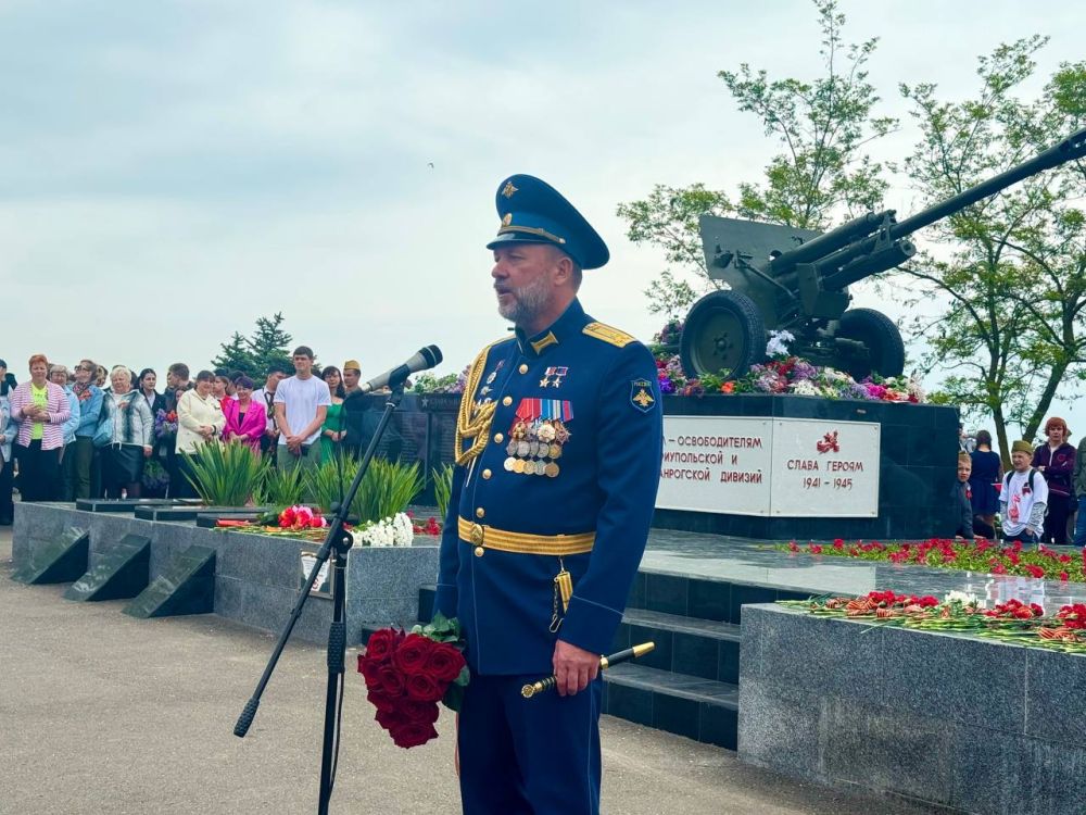Сегодня в Орджоникидзевском районе у памятника Воинам-Освободителям 221-й Мариупольской и 130-й Таганрогской Дивизий состоялось торжественное мероприятие, посвящённое 80-летию Великой Победы! Сегодня в Орджоникидзевском районе у памятника Воинам-Освободителям 221-й Мариупольской и 130-й Таганрогской Дивизий состоялось торжественное мероприятие, посвящённое 80-летию Великой Победы!