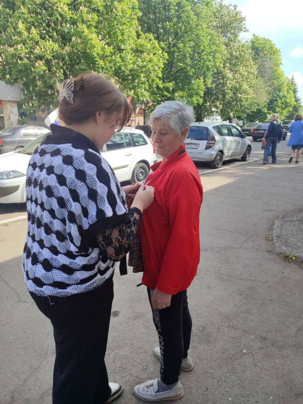 Активная молодежь Иловайска в честь празднования Дня Победы раздали георгиевские ленты и флаги жителям округа Активная молодежь Иловайска в честь празднования Дня Победы раздали георгиевские ленты и флаги жителям округа