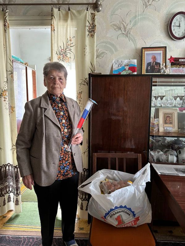 В городском округе Иловайск активная молодежь совместно с представителями администрации, а также волонтерами центра Дома Народного Единства и демобилизованными бойцами посетили на дому вдову ветерана ВОВ Гиманову Веру... В городском округе Иловайск активная молодежь совместно с представителями администрации, а также волонтерами центра Дома Народного Единства и демобилизованными бойцами посетили на дому вдову ветерана ВОВ Гиманову Веру...