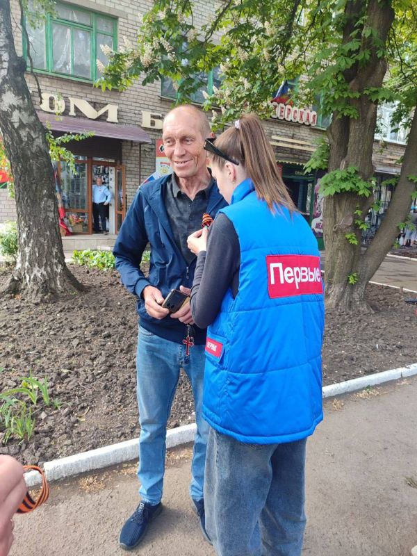 Активная молодежь Иловайска в честь празднования Дня Победы раздали георгиевские ленты и флаги жителям округа Активная молодежь Иловайска в честь празднования Дня Победы раздали георгиевские ленты и флаги жителям округа