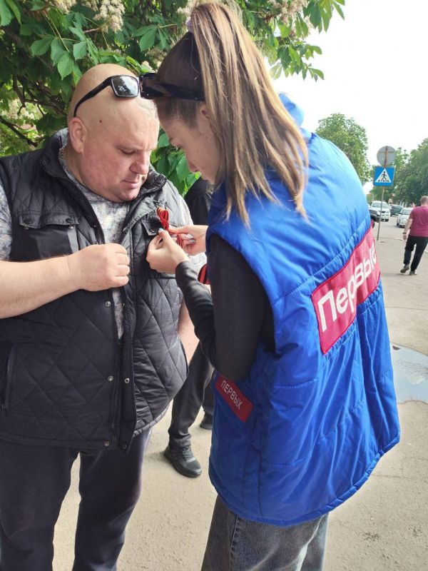 Активная молодежь Иловайска в честь празднования Дня Победы раздали георгиевские ленты и флаги жителям округа Активная молодежь Иловайска в честь празднования Дня Победы раздали георгиевские ленты и флаги жителям округа