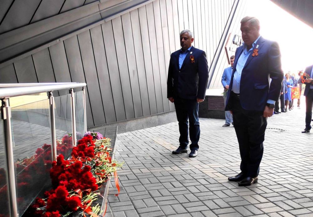 «Вспомним всех поименно, горем вспомним своим… Это нужно — не мертвым! Это надо — живым!» «Вспомним всех поименно, горем вспомним своим… Это нужно — не мертвым! Это надо — живым!»
