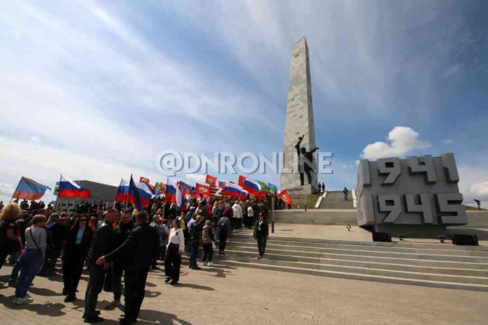 На Саур-Могиле развернули самое большое в мире Знамя Победы На Саур-Могиле развернули самое большое в мире Знамя Победы