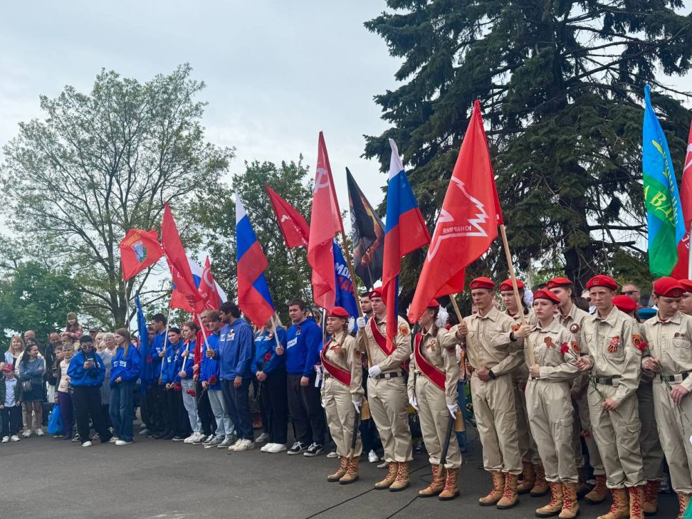 Сегодня в Орджоникидзевском районе у памятника Воинам-Освободителям 221-й Мариупольской и 130-й Таганрогской Дивизий состоялось торжественное мероприятие, посвящённое 80-летию Великой Победы! Сегодня в Орджоникидзевском районе у памятника Воинам-Освободителям 221-й Мариупольской и 130-й Таганрогской Дивизий состоялось торжественное мероприятие, посвящённое 80-летию Великой Победы!