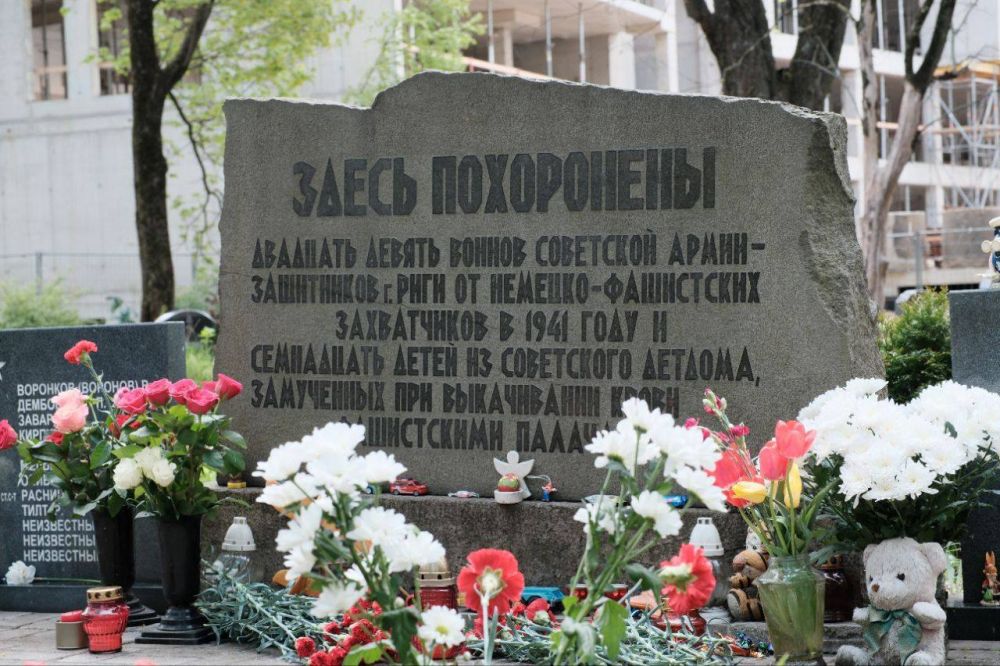 Российские дипломаты возложили цветы к мемориалам советских солдат в Риге Российские дипломаты возложили цветы к мемориалам советских солдат в Риге