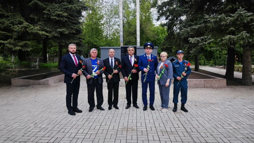 В Кировском внутригородском районе состоялось возложение цветов посвященное 80–летию Великой Победы В Кировском внутригородском районе состоялось возложение цветов посвященное 80–летию Великой Победы