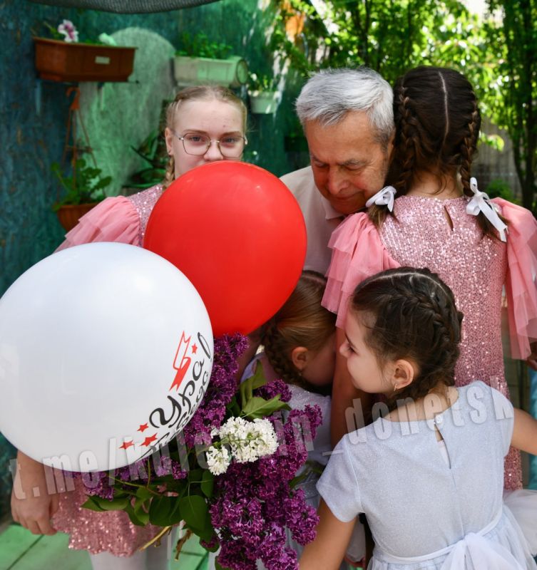 Алексей Кулемзин: В этот знаменательный день, когда мы отмечаем 80-летие Победы в Великой Отечественной войне, поздравил ветерана труда Владимира Приходько, который является ровесником Победы и сегодня празднует свой 80-й... Алексей Кулемзин: В этот знаменательный день, когда мы отмечаем 80-летие Победы в Великой Отечественной войне, поздравил ветерана труда Владимира Приходько, который является ровесником Победы и сегодня празднует свой 80-й...