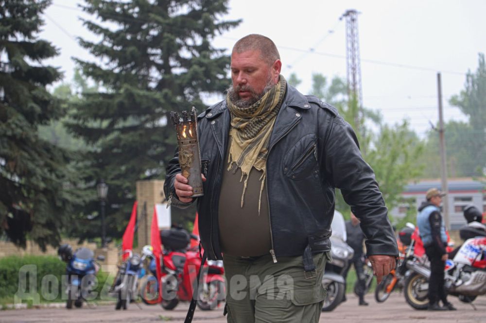 Две высоты, одна память: на Саур-Могилу привезли Вечный огонь с Мамаева кургана Две высоты, одна память: на Саур-Могилу привезли Вечный огонь с Мамаева кургана