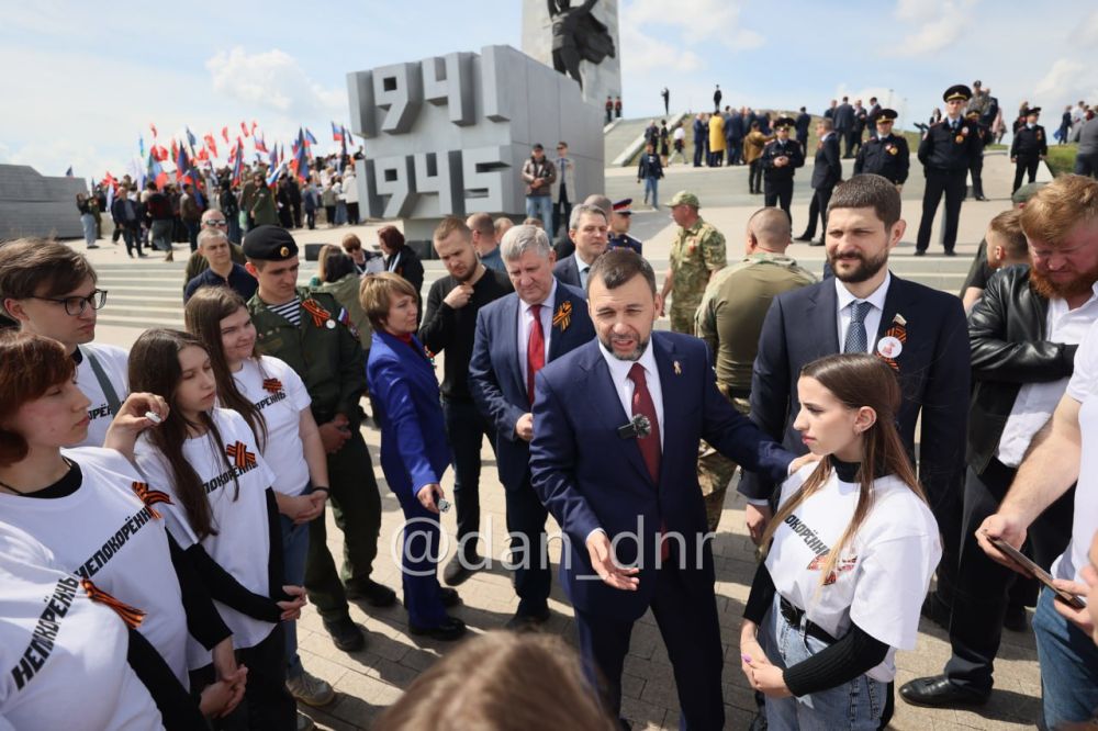 Самое большое в мире Знамя Победы развернули на высоте Саур-Могила Самое большое в мире Знамя Победы развернули на высоте Саур-Могила