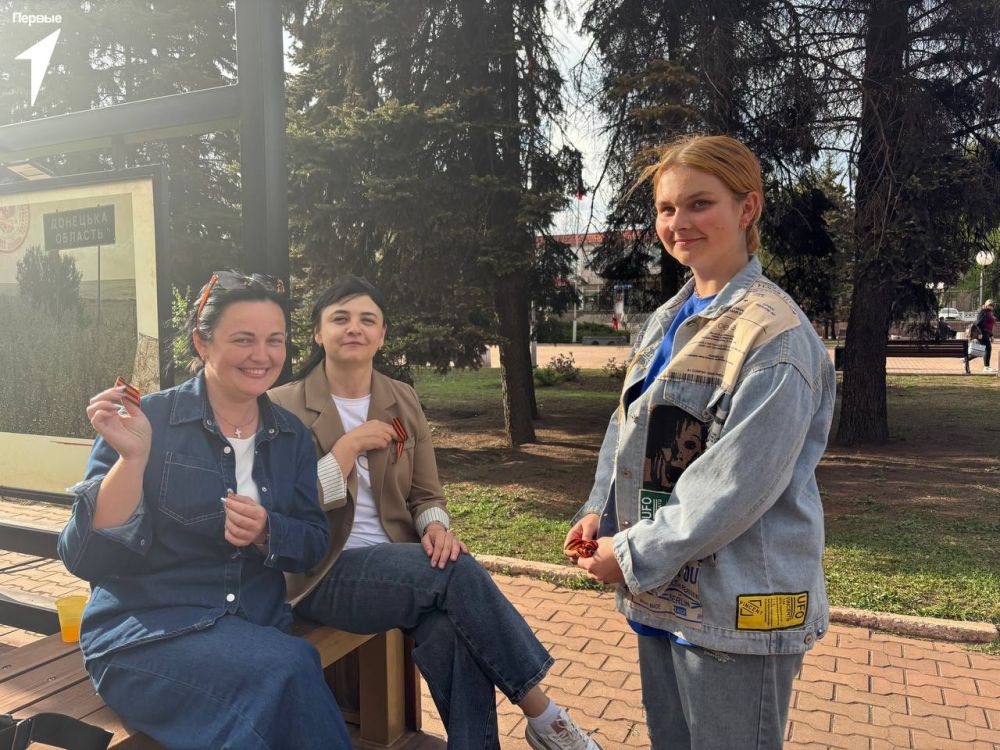 С Днем Победы. В этот светлый и памятный день Первые вышли на улицы города, чтобы разделить с жителями символ нашей общей памяти – георгиевскую ленту С Днем Победы. В этот светлый и памятный день Первые вышли на улицы города, чтобы разделить с жителями символ нашей общей памяти – георгиевскую ленту