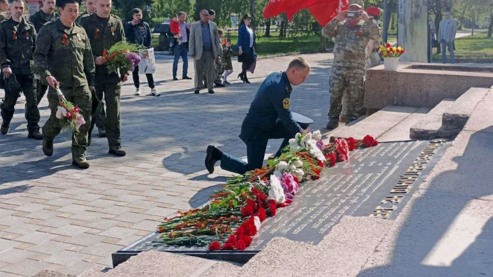 Сегодня, в день 80-летия Великой Победы, площадь Славы в Ясиноватой объединила тех, чья ежедневная работа — защищать, восстанавливать и созидать Сегодня, в день 80-летия Великой Победы, площадь Славы в Ясиноватой объединила тех, чья ежедневная работа — защищать, восстанавливать и созидать