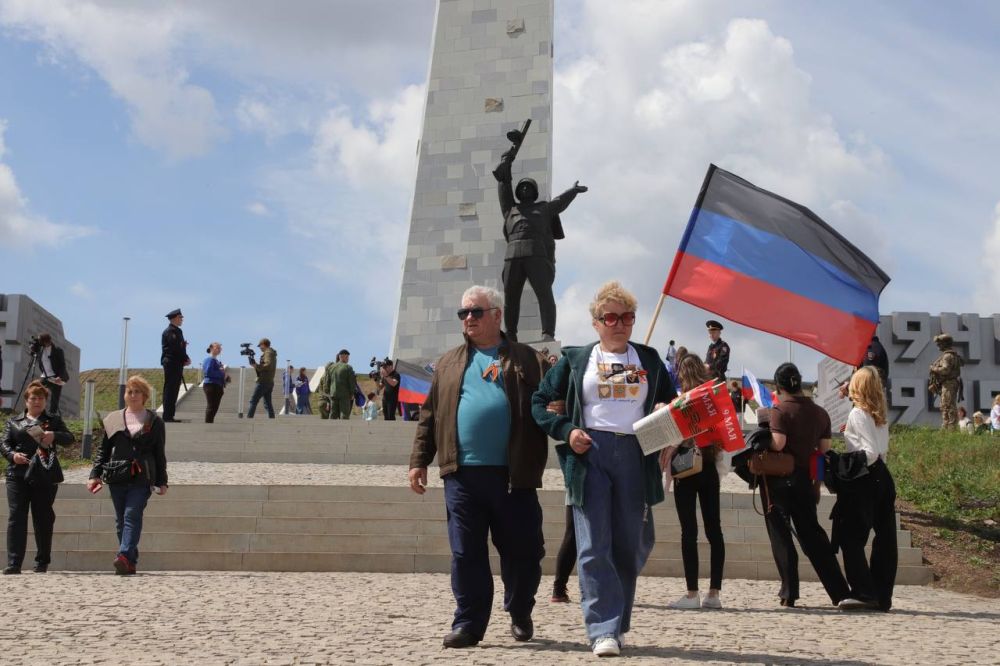 На легендарном мемориальном комплексе «Саур-Могила» во время митинга ко Дню Победы волонтеры раздавали репринты газеты «Комсомольская правда» от 9 мая 1945 года На легендарном мемориальном комплексе «Саур-Могила» во время митинга ко Дню Победы волонтеры раздавали репринты газеты «Комсомольская правда» от 9 мая 1945 года