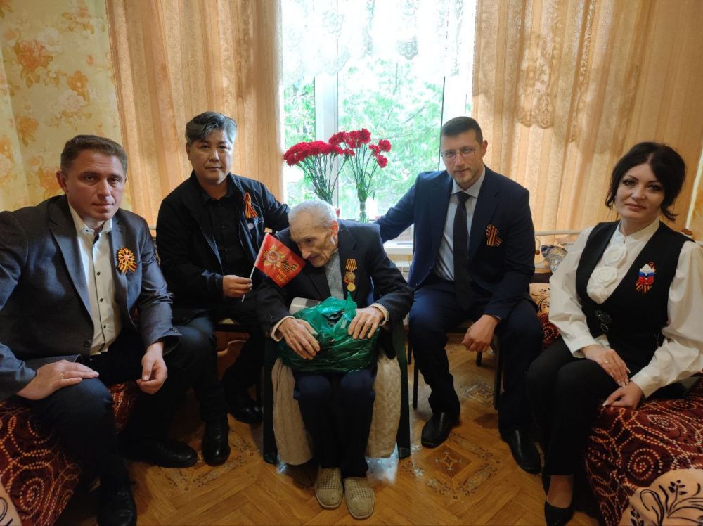 9 мая, глава городского округа Докучаевск Александр Качанов, заместитель главы администрации городского округа Докучаевск Юлия Хижняк и представители шефа-региона Якутии посетили участника боевых действий Великой... 9 мая, глава городского округа Докучаевск Александр Качанов, заместитель главы администрации городского округа Докучаевск Юлия Хижняк и представители шефа-региона Якутии посетили участника боевых действий Великой...