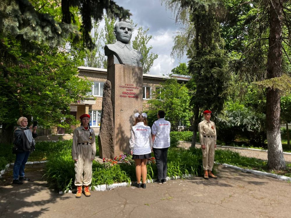 Виктория Жукова: К памятнику Героя Советского Союза Николенко Степана прошло возложение цветов Виктория Жукова: К памятнику Героя Советского Союза Николенко Степана прошло возложение цветов